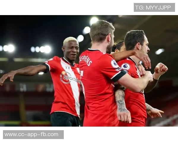 利兹联球迷两度向热刺球员投掷物品或将遭遇高额罚款 利兹联球迷两度向热刺球员投掷物品或将遭遇高额罚款