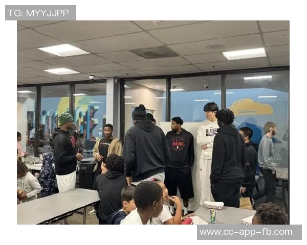 开拓者社区活动精彩瞬间杨瀚森与利拉德亲密互动回馈球迷